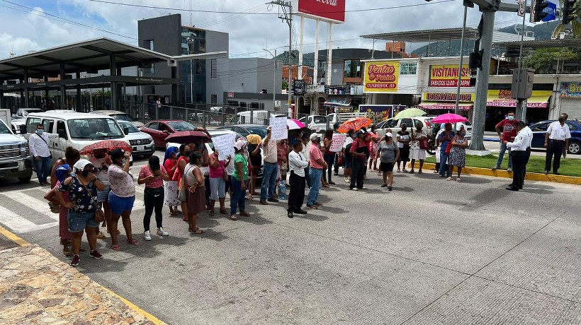 Bloquean vecinos de varias colonias la Cuauhtémoc de Acapulco