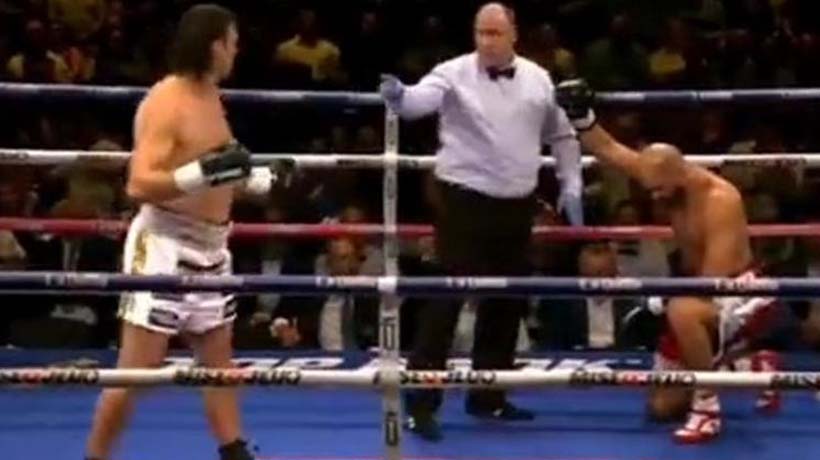 VIDEO: Boxeador se rinde en plena pelea por falta de seguro médico