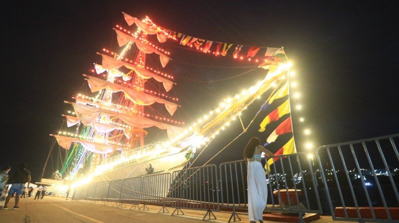 Cierra primer día de Velas Acapulco con espectáculo de luces