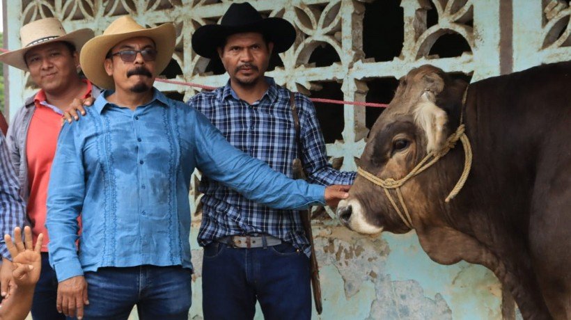 Entregan 5 mdp en apoyos a campesinos y ganaderos de Acapulco