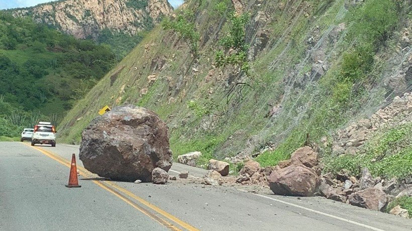 Provocó sismo de 7.7 derrumbes en carretera de Guerrero