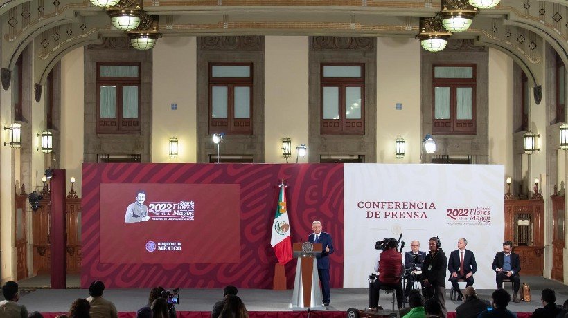 VIDEO: Afectan chinches a reporteros en conferencia de AMLO