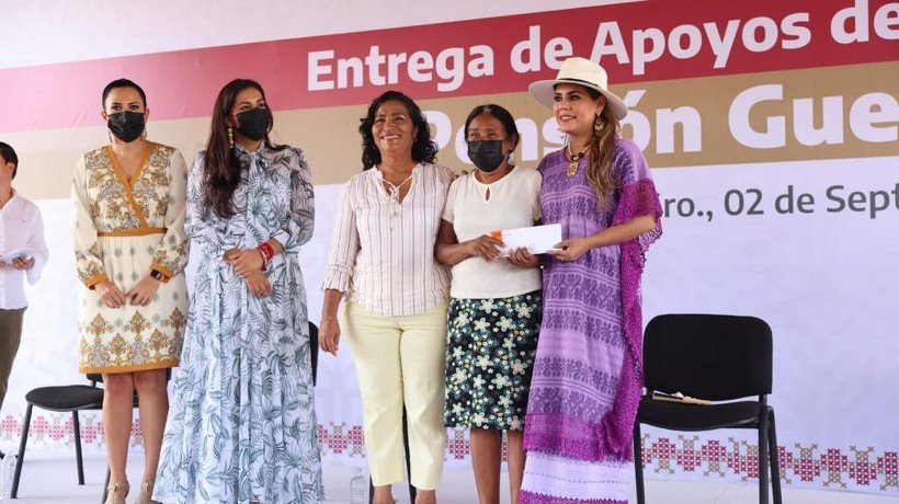 Entrega Evelyn Salgado apoyos del Programa Pensión Guerrero