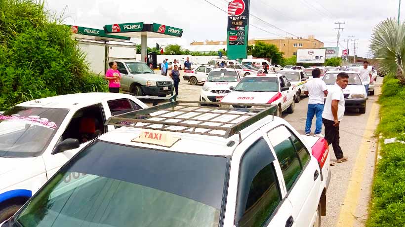 Bloquean transportistas la Acapulco-Pinotepa en Igualapa