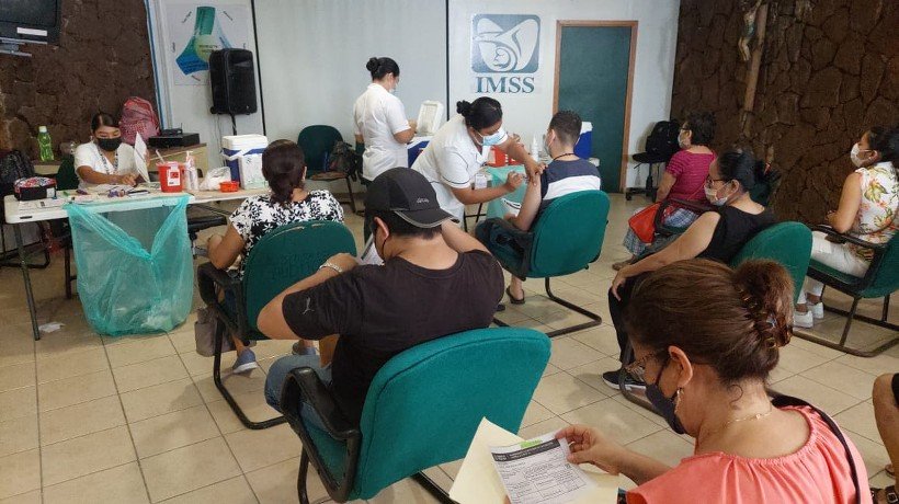 Participa IMSS Guerrero en vacunación contra Covid-19 en Acapulco
