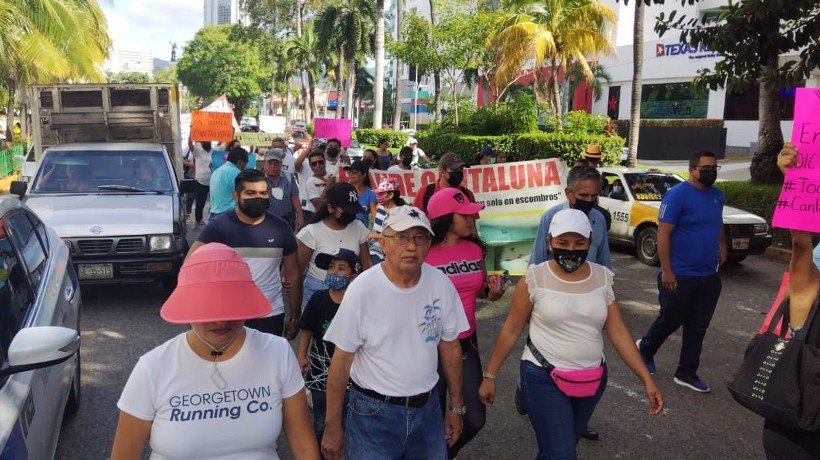 Marchan afectados de Cantaluna sobre la Costera de Acapulco