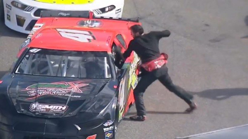 VIDEO: Piloto de NASCAR ataca a golpes a rival