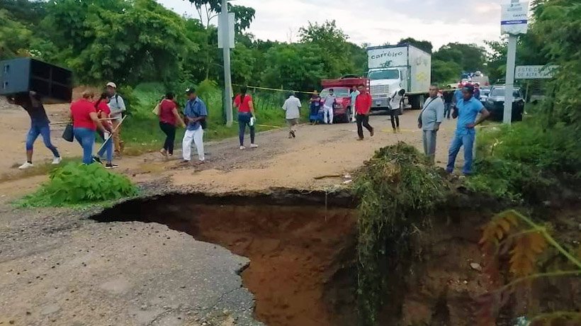 Derrumban lluvias carretera en la Costa Chica de Guerrero