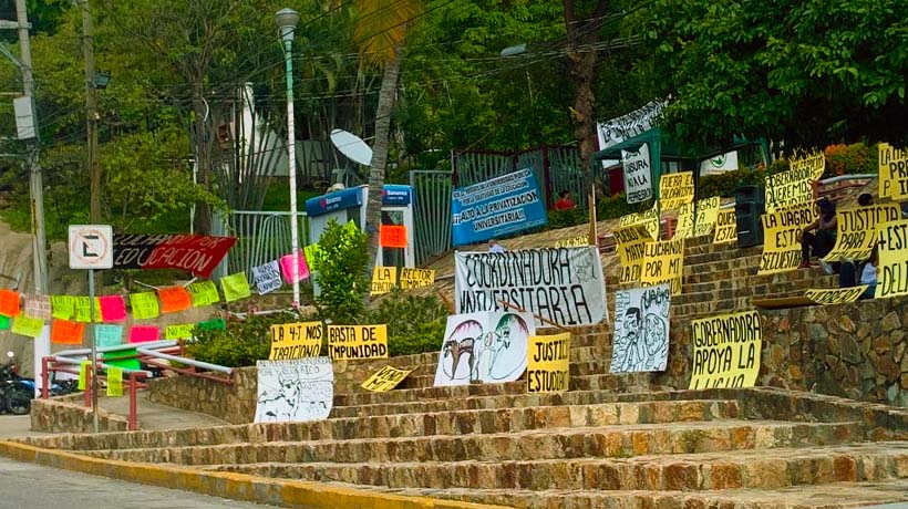 Instalan plantón rechazados de la UAGro en el Ayuntamiento de Acapulco