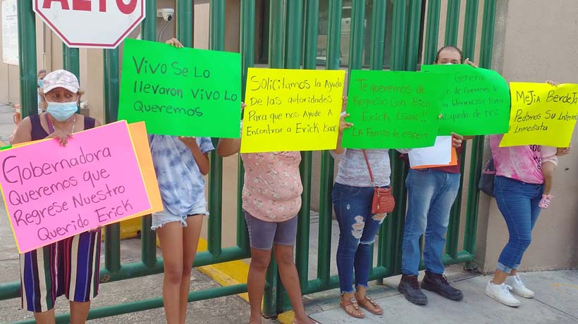 Protestan en la Fiscalía por desaparición de joven en Acapulco