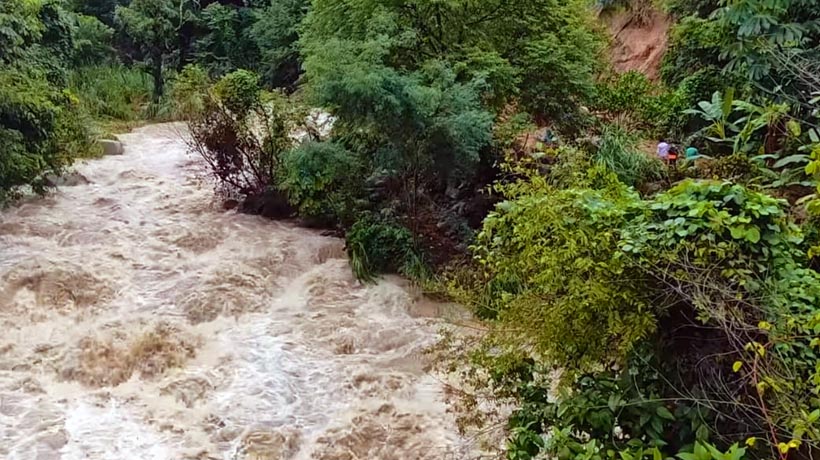 Se lleva río a un padre y dos hijos en La Montaña de Guerrero