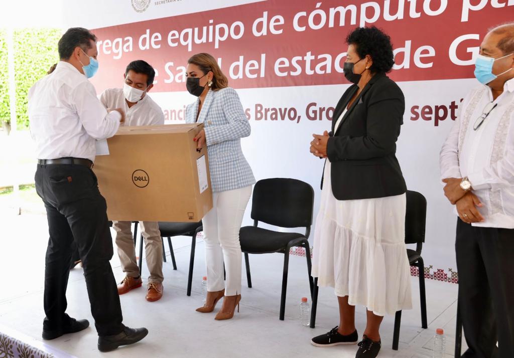 Entrega Evelyn Salgado equipo de computo a Salud Guerrero por 6 mdp