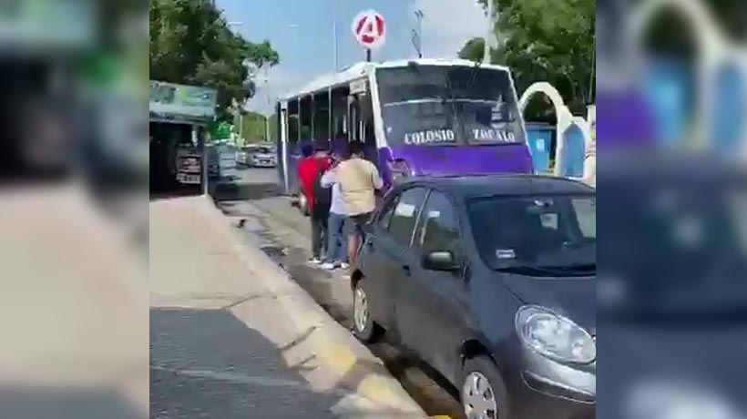 VIDEO: Captan fila de hombres abordando Transporte Violeta en Acapulco
