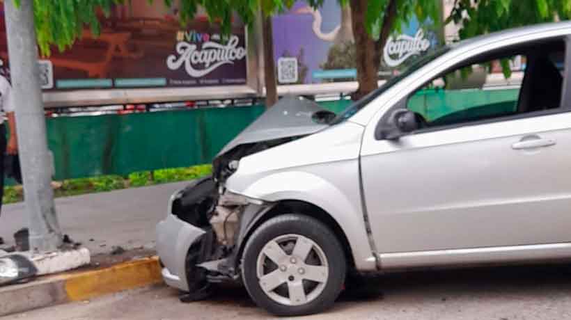 Turista pierde control de vehículo y choca contra poste de alumbrado público en la costera Miguel Alemán