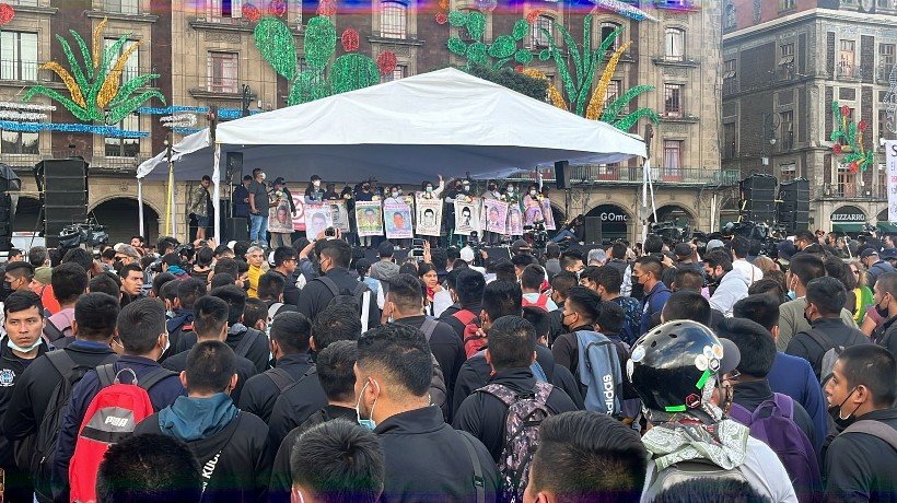 Llega al Zócalo de la CDMX marcha por los 8 años de Ayotzinapa