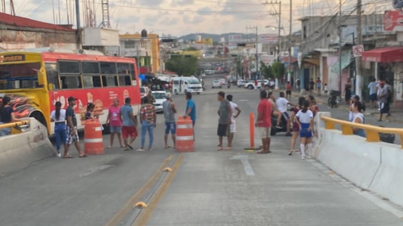 Atropella urbano a señora y desata bloqueo en Constituyentes de Acapulco