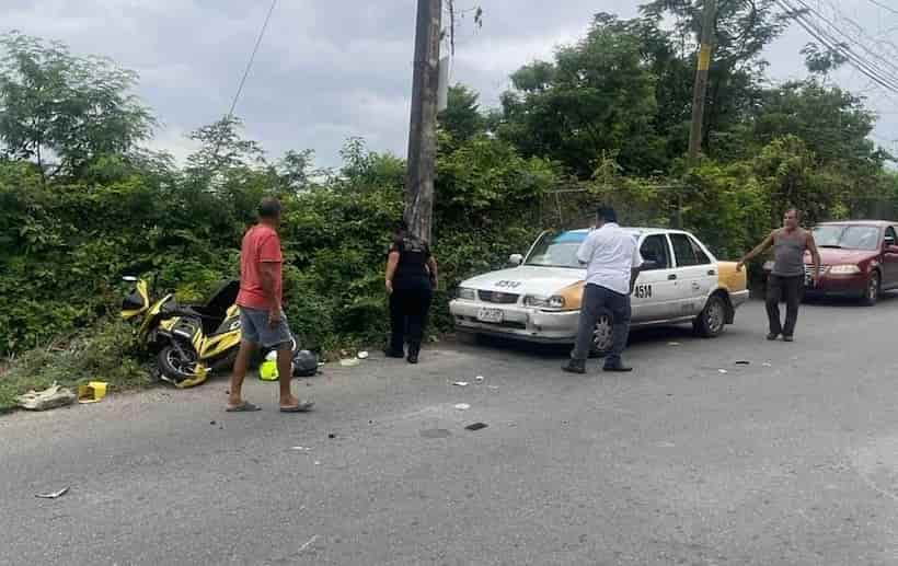 Chocan taxi colectivo y una moto en Cumbres de Llano Largo