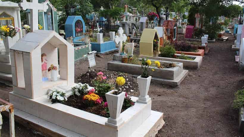 Con aforo total recibirán panteones de Zihuatanejo a familias por Día de Muertos
