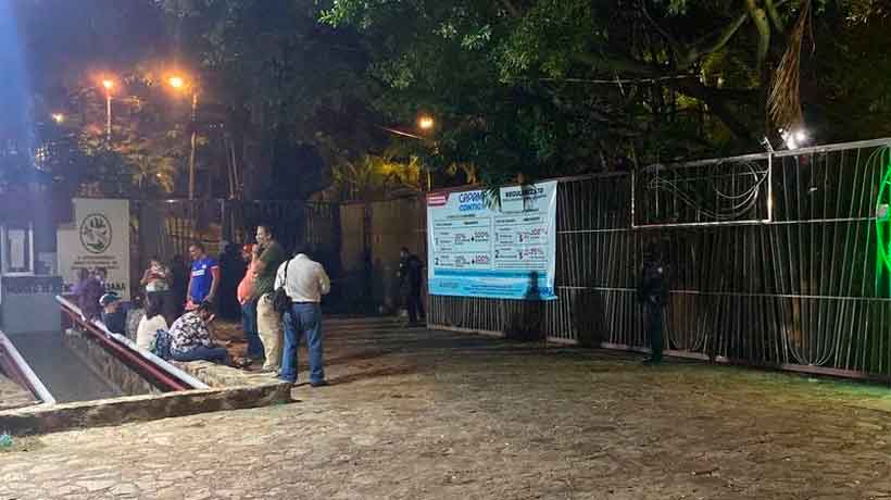 Trabajadores municipales toman accesos del Ayuntamiento de Acapulco