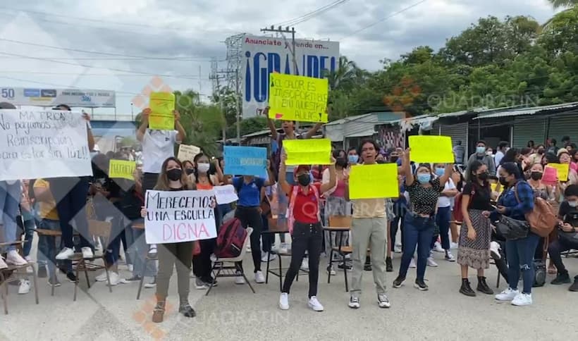 Bloquean alumnos de la UPN el bulevar Vicente Guerrero de Acapulco