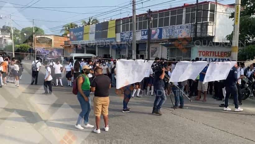 Bloquean nuevamente el bulevar Lázaro Cárdenas; ahora son alumnos del Cobach