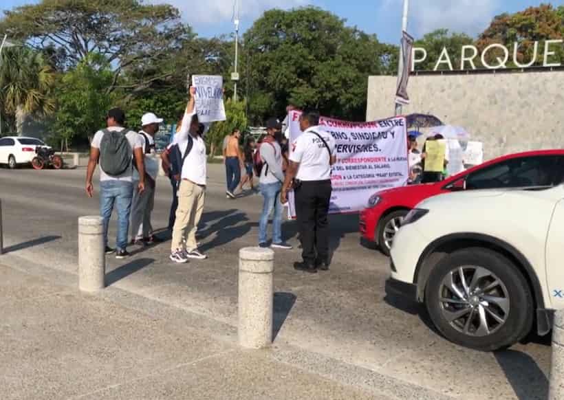 Bloquean trabajadores del SUSPEG la Costera de Acapulco