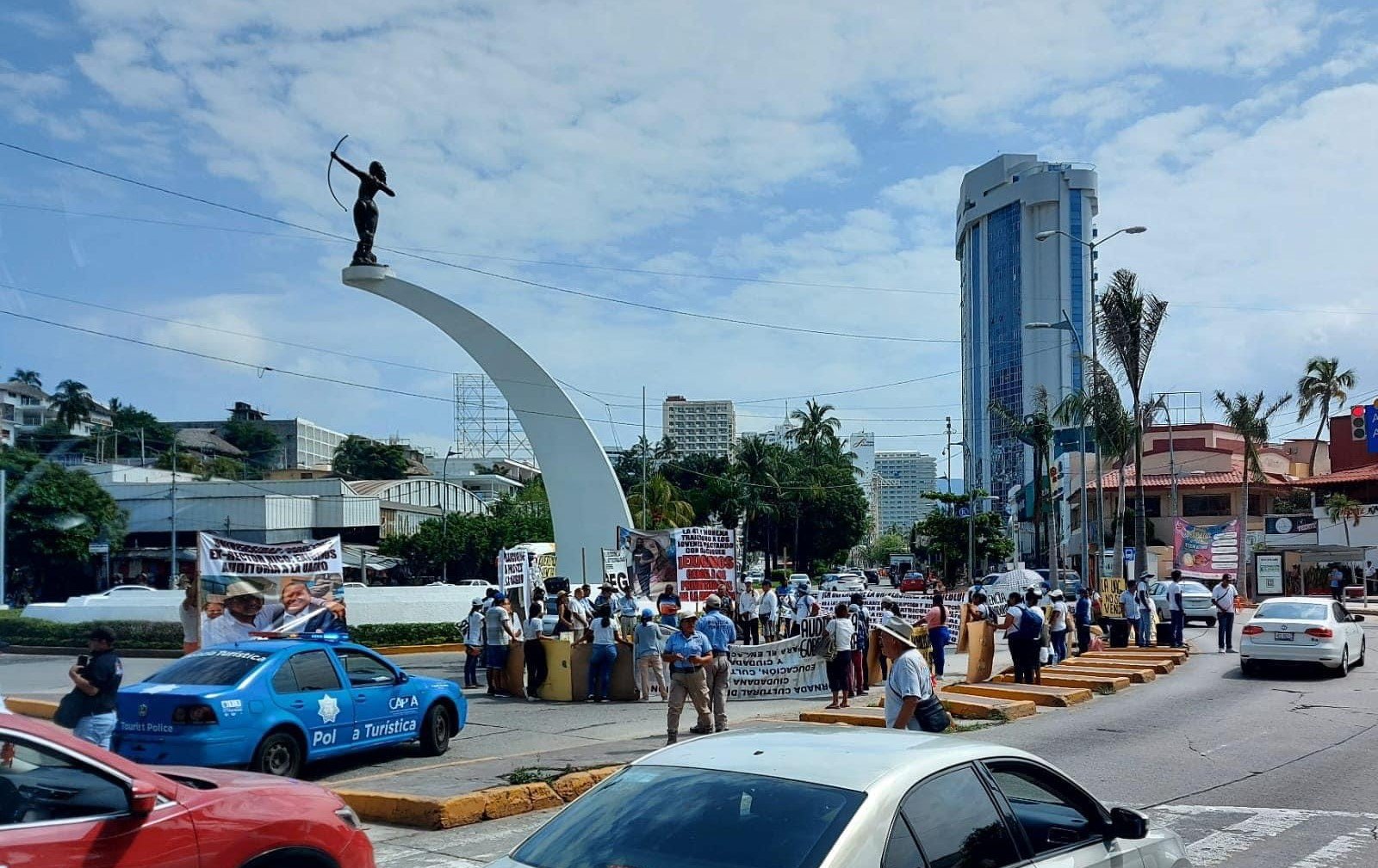 Bloqueo en La Diana: Rechazados de la UAGro protestan por espacios