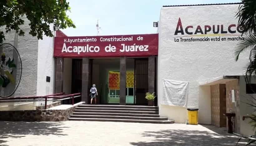Protesta ex trabajador municipal por despido injustificado en Acapulco