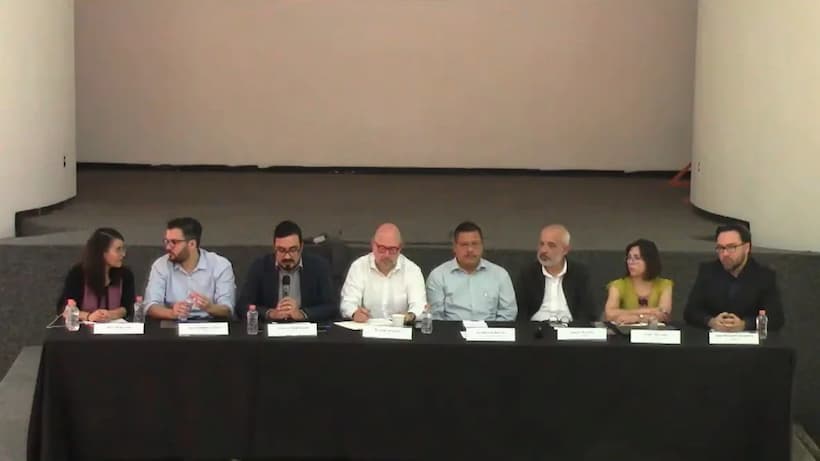 Denuncian periodistas espionaje de la Sedena ante la FGR; AMLO lo niega