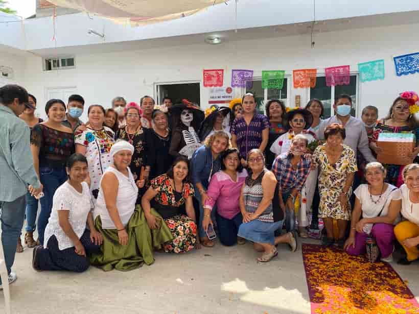 Participan adultos mayores del IGATIPAM en festejos de Día de Muertos