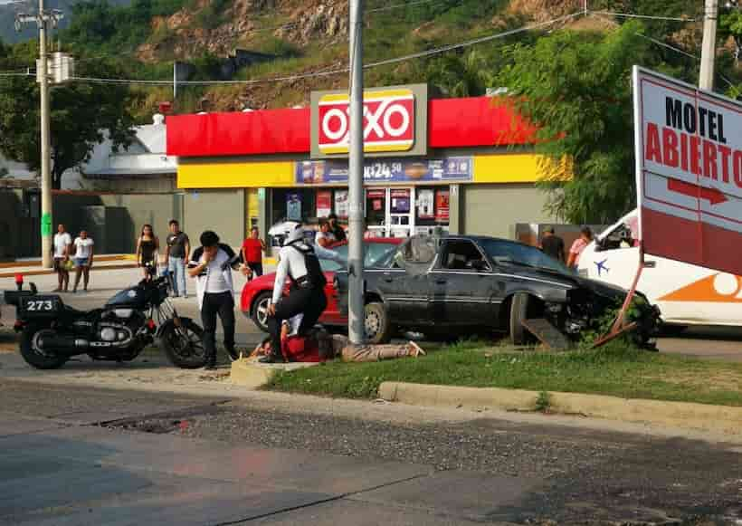 Persecución termina en accidente en la Cayaco-Puerto Marqués