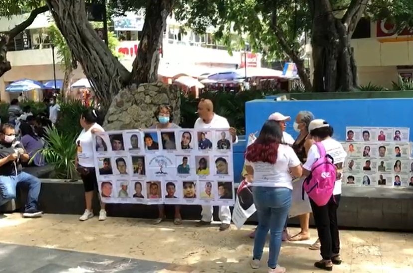 Protestan familiares de desaparecidos en el Zócalo de Acapulco