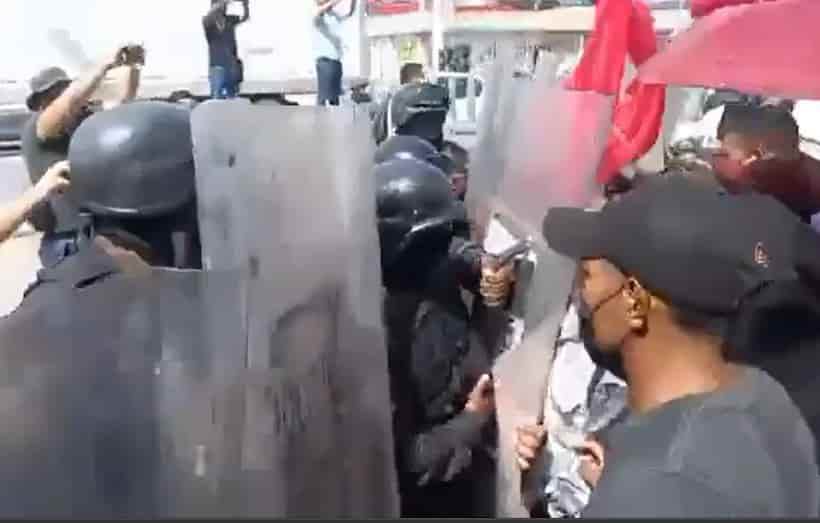 Desalojan antimotines a manifestantes que bloqueaban la Autopista del Sol