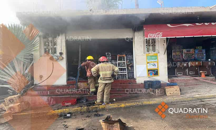 Se incendia bodega de una tienda de abarrotes en Zihuatanejo