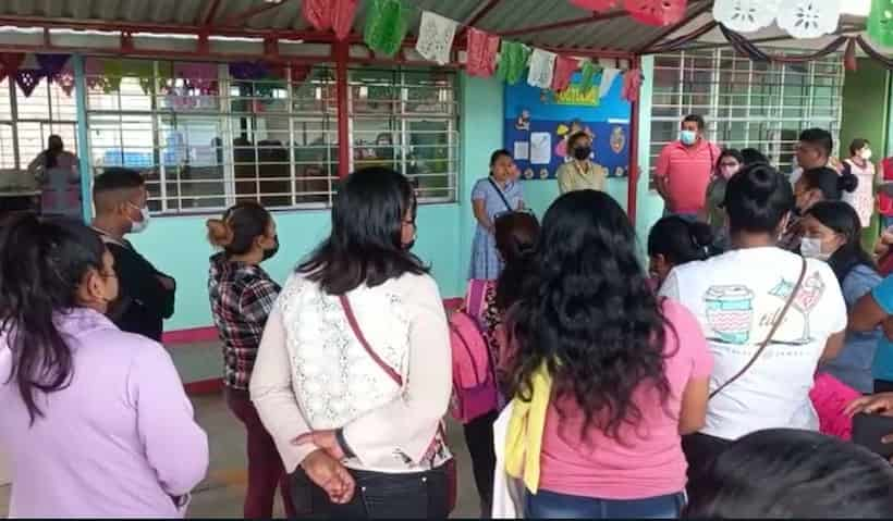 Toman madres de familia kinder en Chilpancingo; acusan a maestro de golpear a un niño