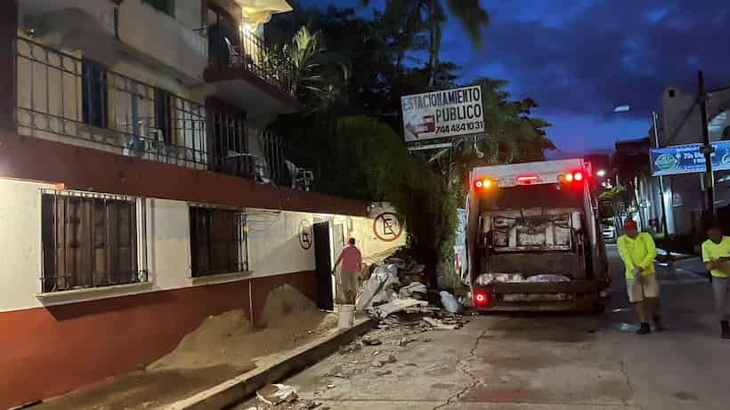 Toneladas de basura en las calles y bardas colapsadas deja tromba en Acapulco