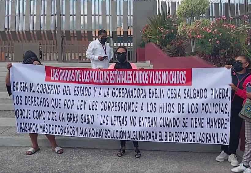 Protestan viudas de policías estatales en Chilpancingo; exigen pagos de seguros de vida