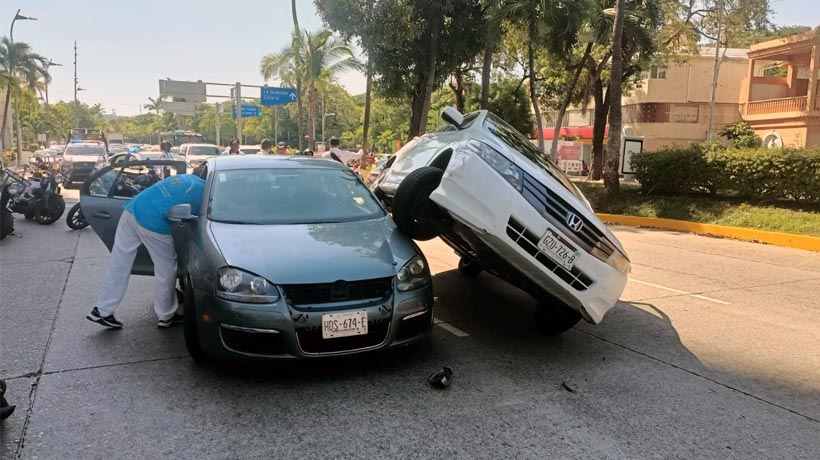 Desquicia extraño accidente la avenida Costera de Acapulco