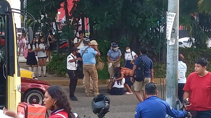 Atropella colectivo a una estudiante de la UAGro en Costera de Acapulco