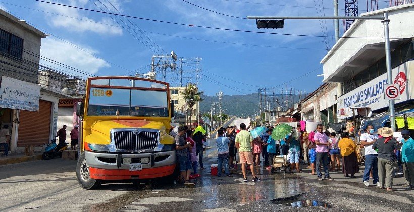 Bloquean comerciantes avenida Constituyentes de Acapulco