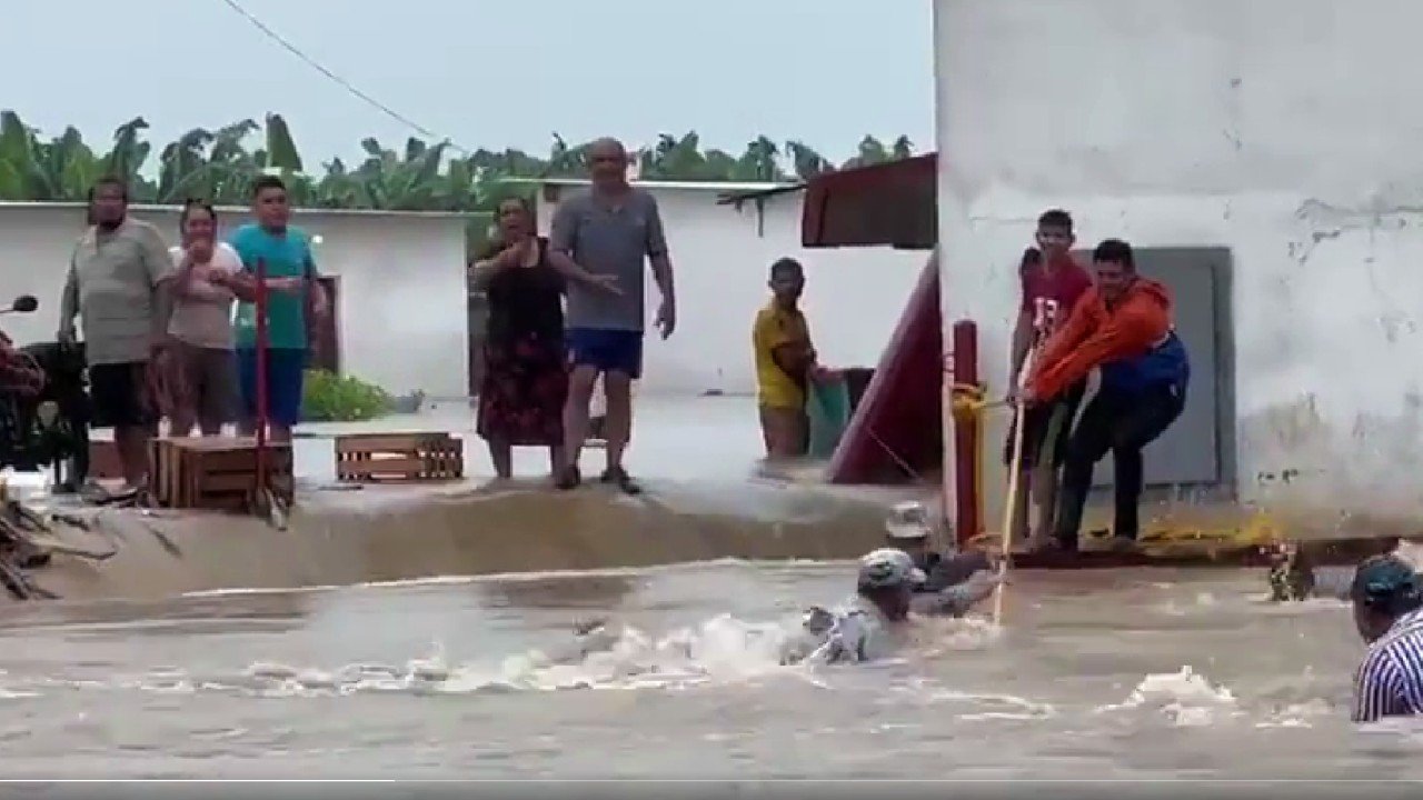 Habitantes de Tabasco rescatan a elemento de la Guardia Nacional de ser arrastrado