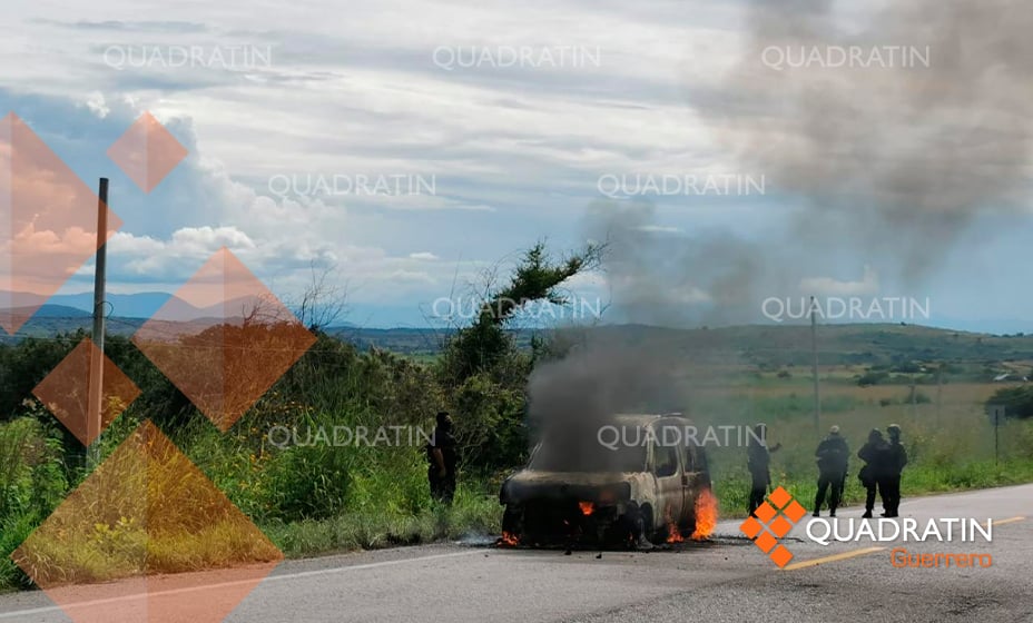 Privan de su libertad a hombre y le incendian su vehículo en Iguala