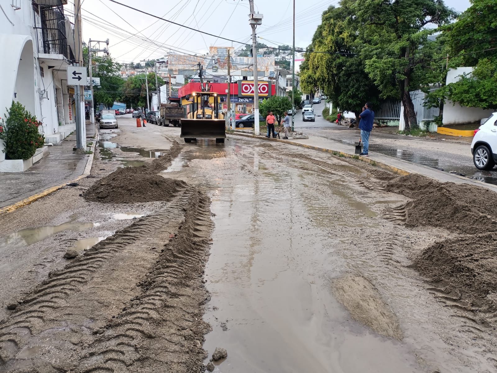 Lluvias dejan lodo, tierra y piedras en la avenida Cuauhtémoc