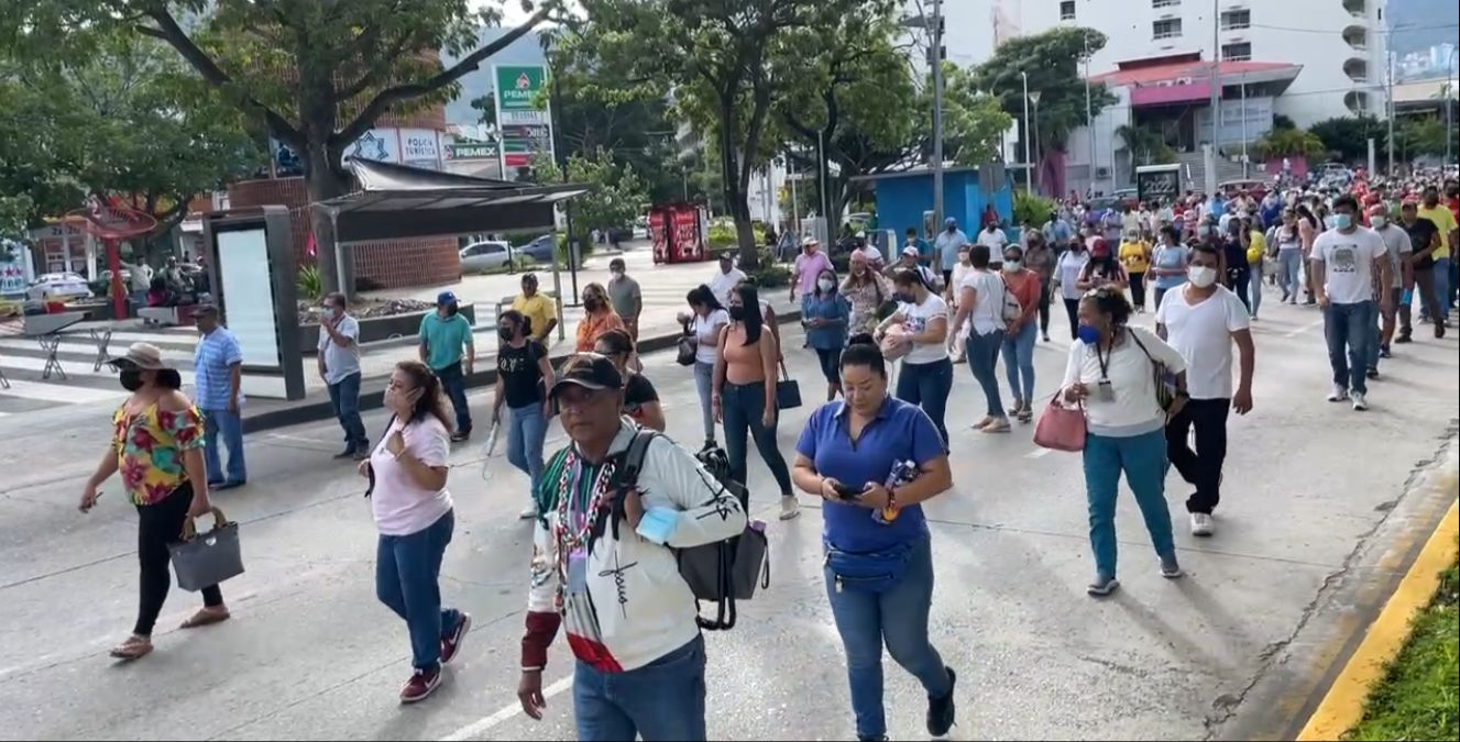 Marchan más de 500 maestros del SUSPEG en la costera