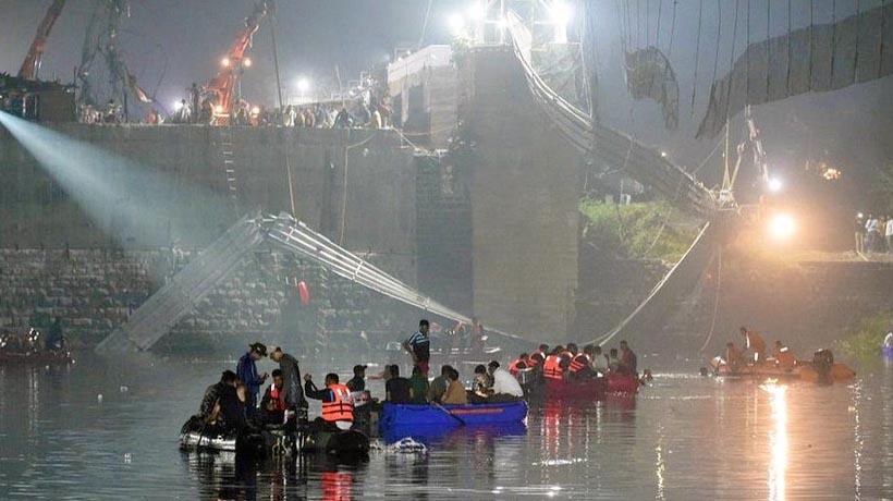 VIDEO: Así fue el colapso de puente en la India; suman 141 muertos