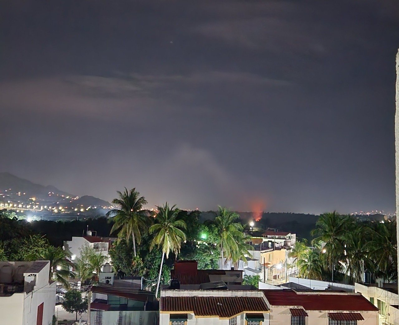 Continúa la quema de basura en la zona Diamante de Acapulco