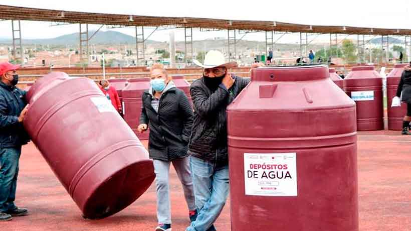 Alcalde en Zacatecas entrega cinco mil tinacos guindas, color de Morena