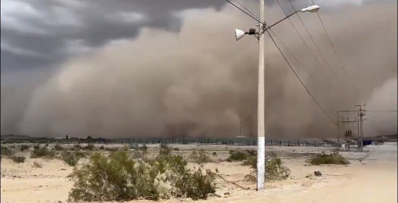 Videos muestran estragos por una tormenta de polvo en Mexicali, BC