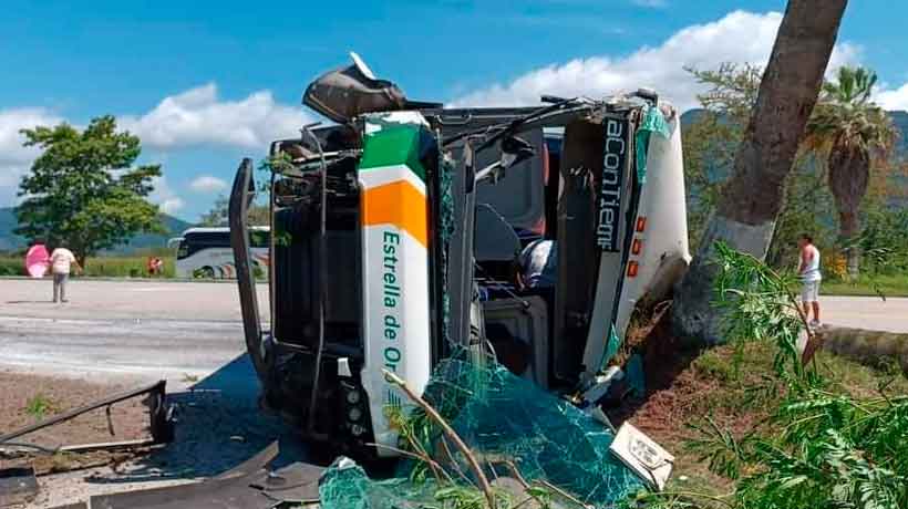 Vuelca autobús en la Autopista del Sol