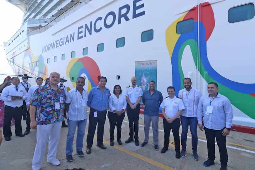 Recibe Abelina López a turistas que llegaron a Acapulco en el Norwegian Encore